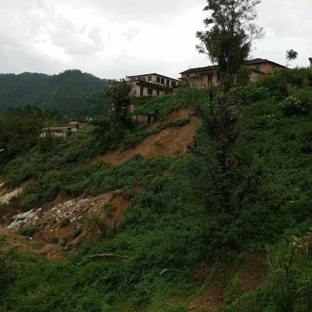 विरेन्द्र मावि शाहीलेकको भवन पहिरोको जोखिममा 